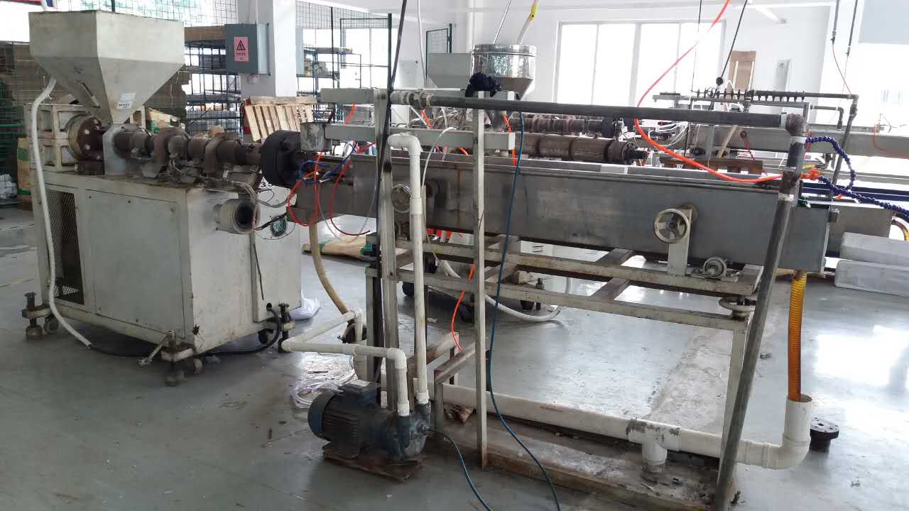 擠出機(jī)水環(huán)式真空泵使用現(xiàn)場(chǎng)